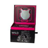 Schmuckschatulle Wildcat in Schwarz und Pink Schwarze Schmuckschatulle mit pinkem Akzent, geöffnet, Wildcat-Logo im Deckel