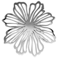 Elegante Blumen-Ohrstecker aus Edelstahl Silberne Blumen-Ohrstecker aus Edelstahl auf weißem Hintergrund