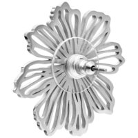 Elegante Blumen-Ohrstecker aus Edelstahl Silberner Blumen-Ohrstecker aus hochglanzpoliertem Edelstahl auf weißem Hintergrund
