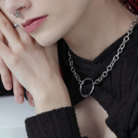 Stylische O Halskette aus Chirurgenstahl Unisex O Halskette aus schwarzem und silbernem Chirurgenstahl an Person