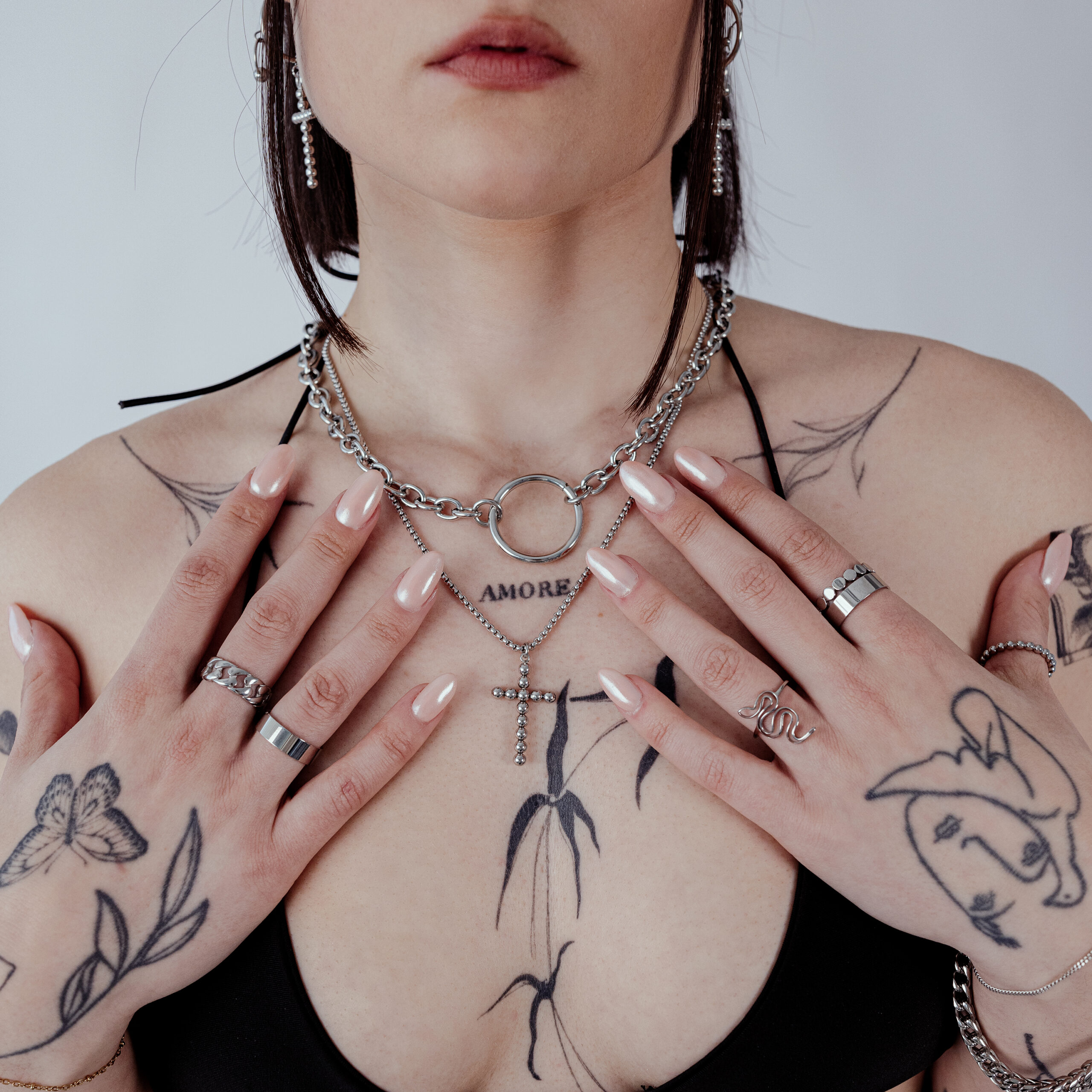 Wildcat O Necklace in Silber und Schwarz Frau mit Wildcat O Necklace aus Chirurgenstahl, Tattoos und Ringe
