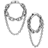 Silberne Double Chain Ohrgewichte aus Stahl Silberne Ohrgewichte mit doppelter Kette aus Chirurgenstahl auf weißem Hintergrund