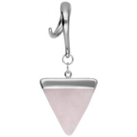 Silberfarbene Rose Triangle Ohrgewichte Silbernes Ohrgewicht mit dreieckigem Rosenquarz-Anhänger auf weißem Hintergrund