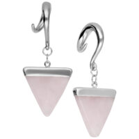 Rose Triangle Ohrgewichte aus Chirurgenstahl Zwei Rose Triangle Ohrgewichte aus silbernem Chirurgenstahl mit rosafarbenem Dreieck auf weißem Hintergrund