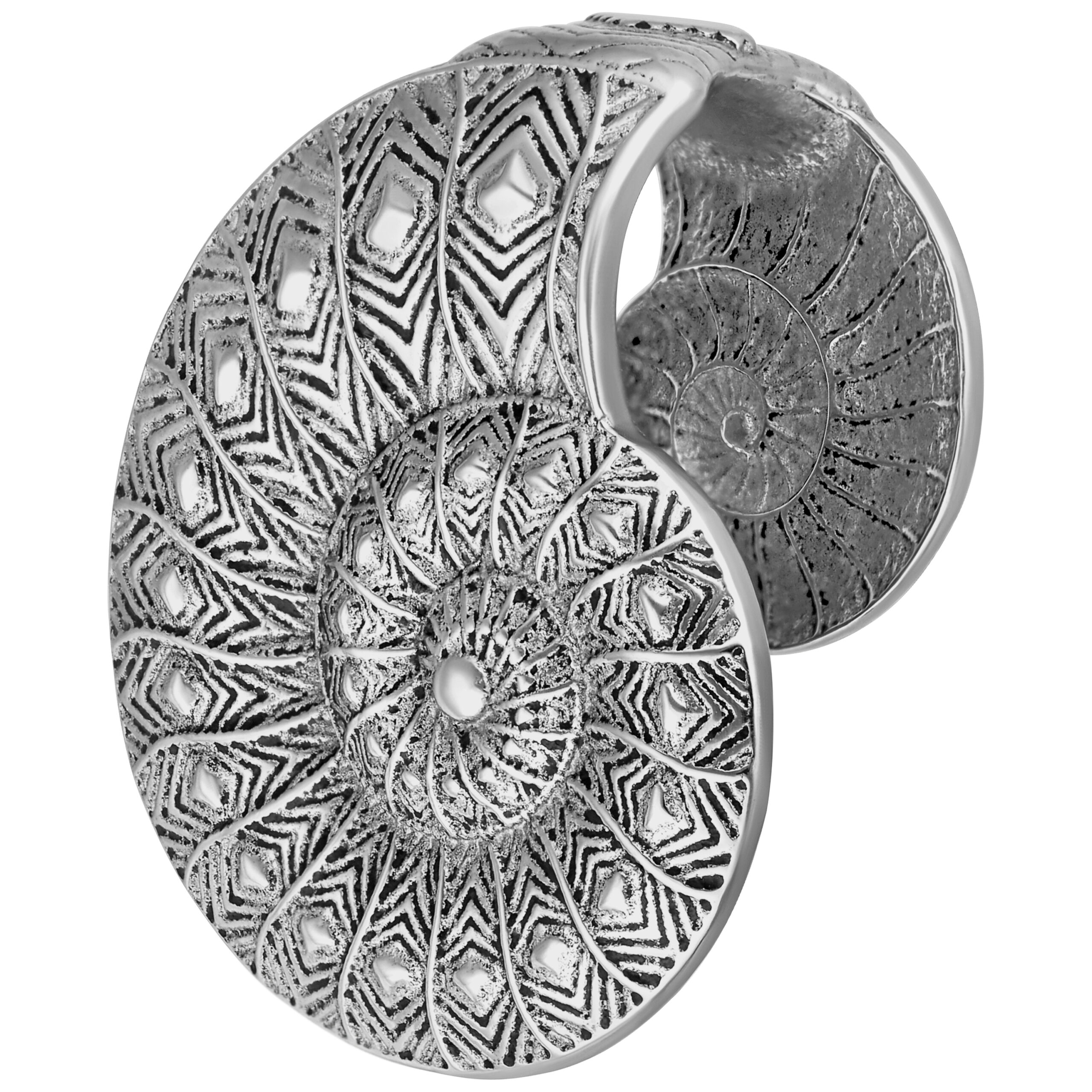 Silberne Fossil Ear Cuffs aus Chirurgenstahl Silberne Ear Cuff mit fossilähnlichem Muster auf weißem Hintergrund