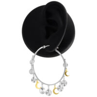 Celestial Hoops in Silber und Gold Silberne und goldene Hängeohrringe an einem schwarzen Display