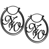 Schwarze Nightwish Logo Ohrringe aus Stahl Schwarze Ohrringe mit großem Nightwish Logo auf weißem Hintergrund