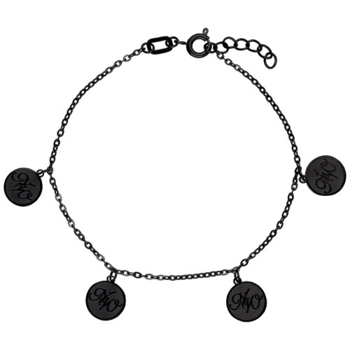 Schwarzes Armband mit Nightwish-Charms auf weißem Hintergrund