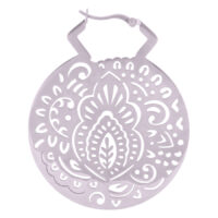 Silberne Mehndi Hoops aus Chirurgenstahl Runder silberner Ohrring mit Mehndi-Muster auf weißem Hintergrund