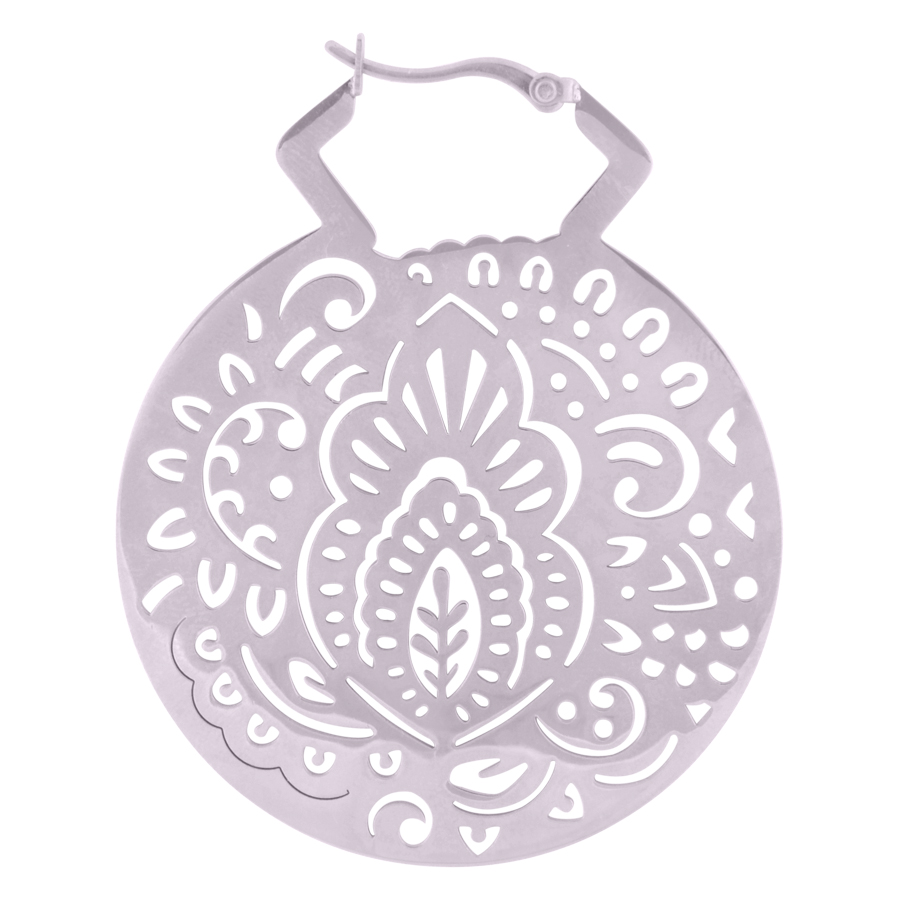 Silberne Mehndi Hoops aus Chirurgenstahl Runder silberner Ohrring mit Mehndi-Muster auf weißem Hintergrund