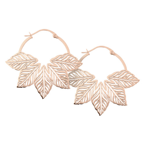 Roségoldene Abey Hoops Ohrringe auf weißem Hintergrund mit Blattdesign