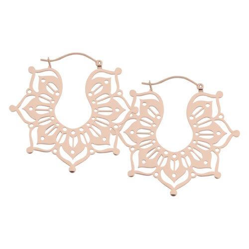 Roségoldene Ohrringe in Form von Magnolia Hoops auf weißem Hintergrund