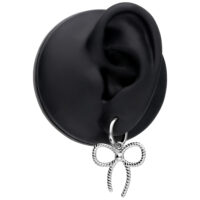 Elegante Edelstahl-Ohrringe mit Schleife Silberne Ohrringe mit Schleifendetail an schwarzem Ohrmodell
