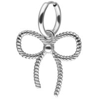 Silberne Little Twisted Bow Hoops Ohrringe Silberner Ohrring mit gedrehtem Schleifen-Design auf weißem Hintergrund