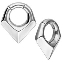 Silberne Triangle Ohrgewichte aus Chirurgenstahl Zwei silberne Triangle Ohrgewichte aus Chirurgenstahl auf weißem Hintergrund