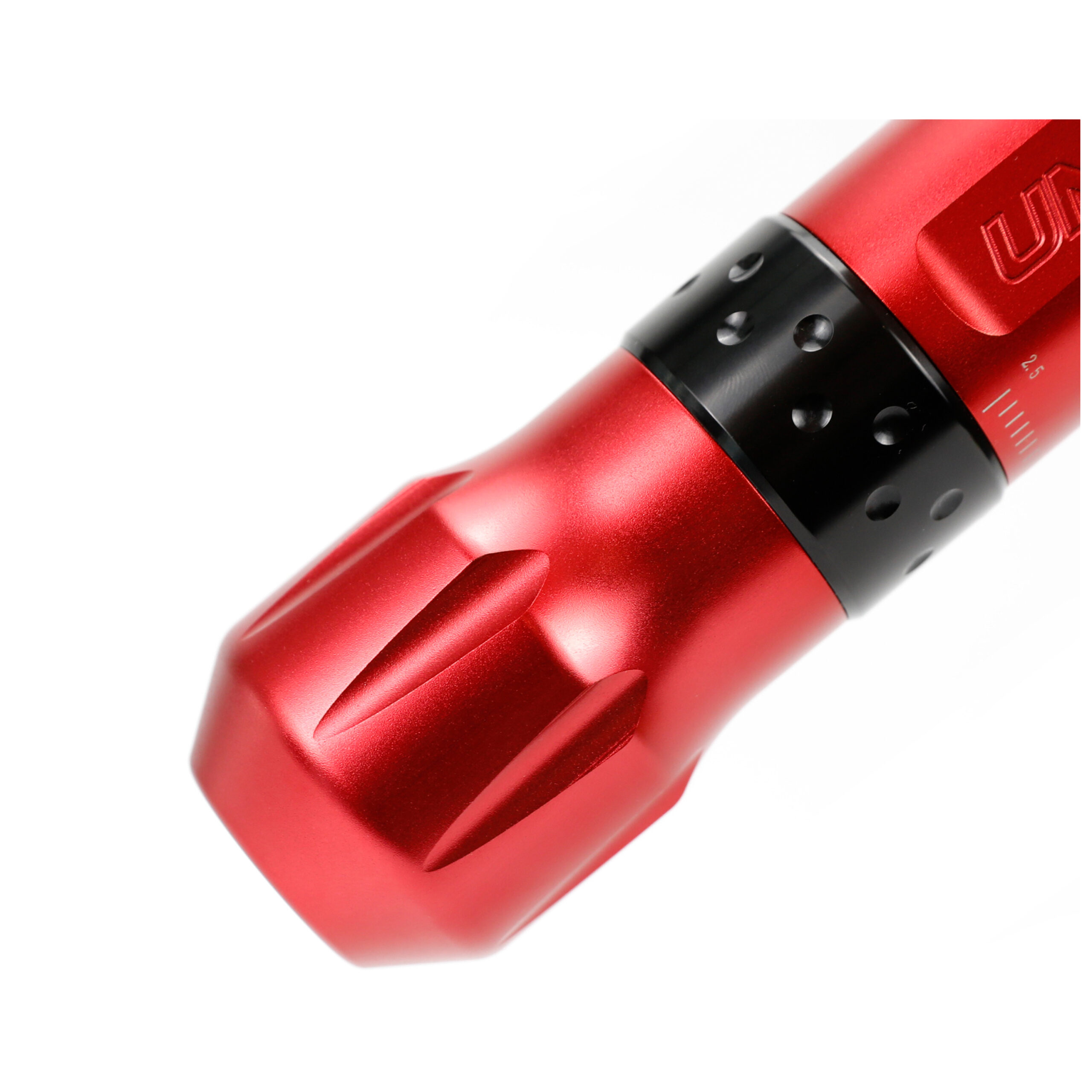 Rote kabellose Tätowiermaschine mit 38 mm Griff Rote Tätowiermaschine mit schwarzem Griff auf weißem Hintergrund