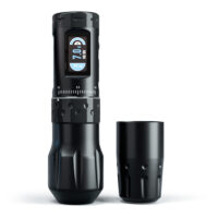 Ava Wireless Pen Machine in Schwarz Schwarze kabellose Tattoomaschine mit zwei Griffen auf weißem Hintergrund