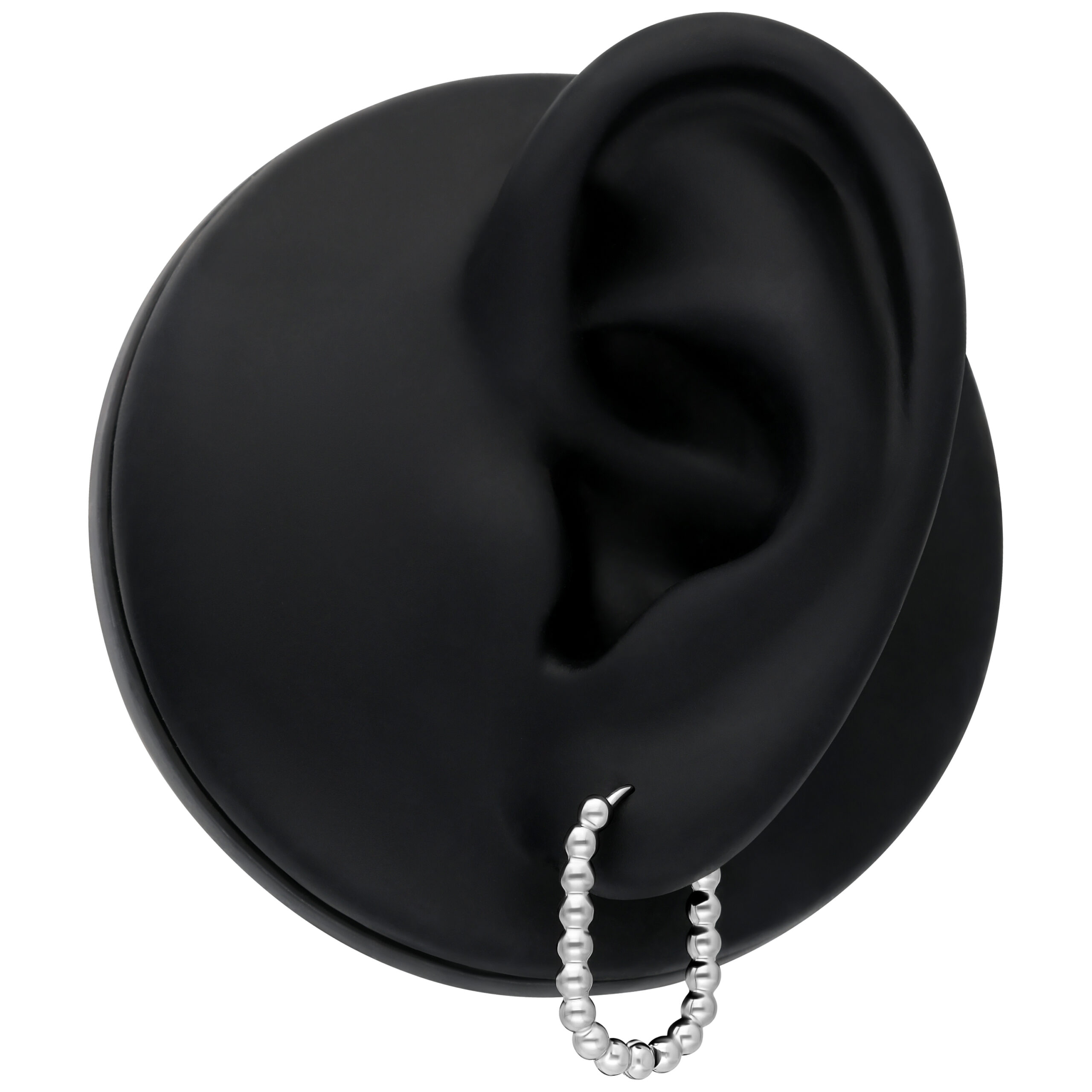 Oval Bubble Hoops in Silber auf schwarzem Ohr Silberne Oval Bubble Hoops am schwarzen Ohr auf neutralem Hintergrund