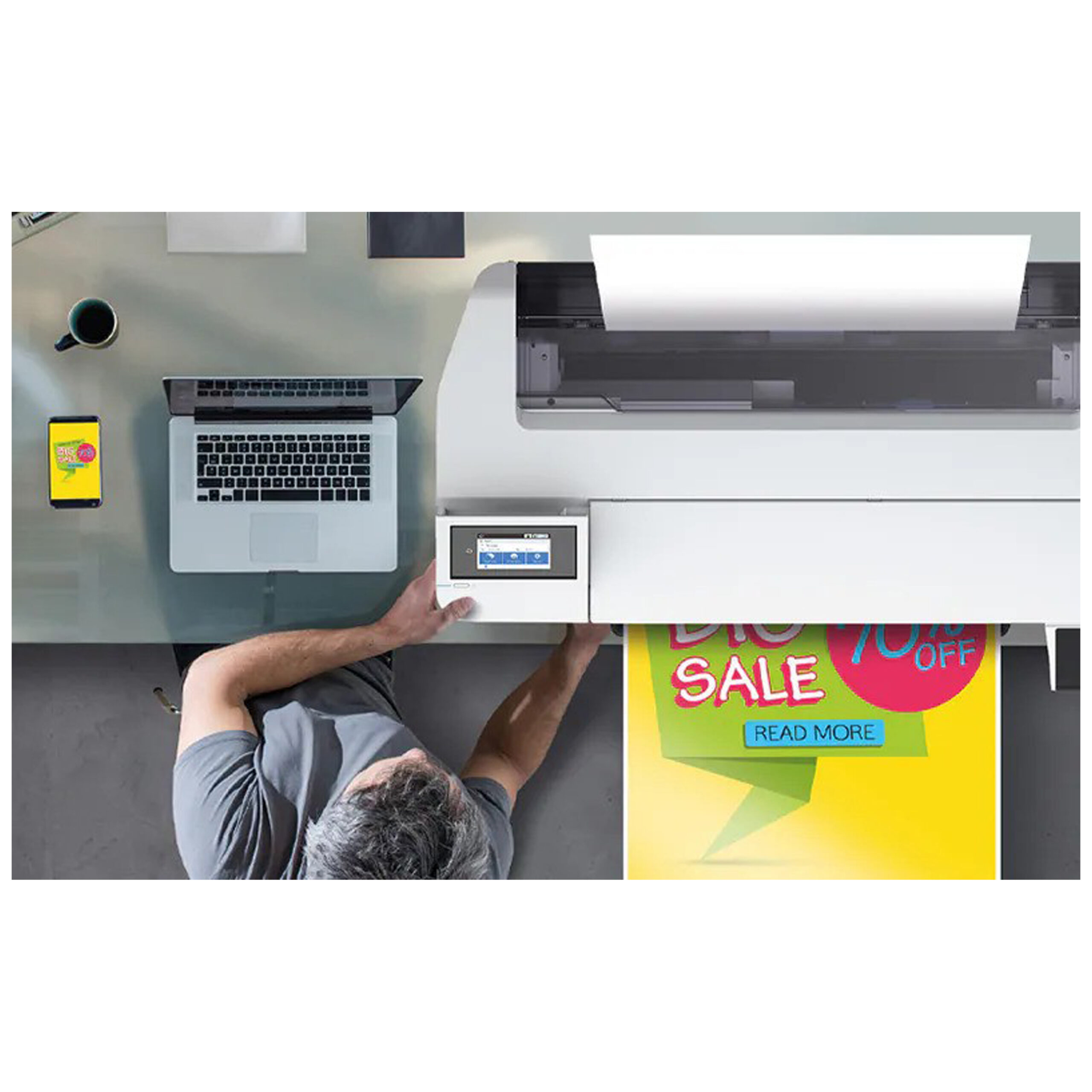 Großformatdrucker Epson SureColor SC-T3100x auf Schreibtisch mit Laptop und farbigem Druck