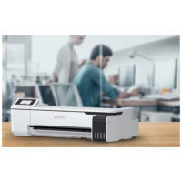 Weißer Epson Großformatdrucker SC-T3100x auf Holzschreibtisch im Büro