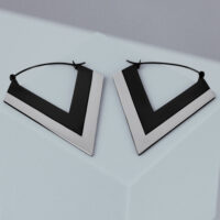 Verena Venus Silber Schwarz V Hoops Silberne und schwarze V-förmige Ohrringe auf grauem Hintergrund