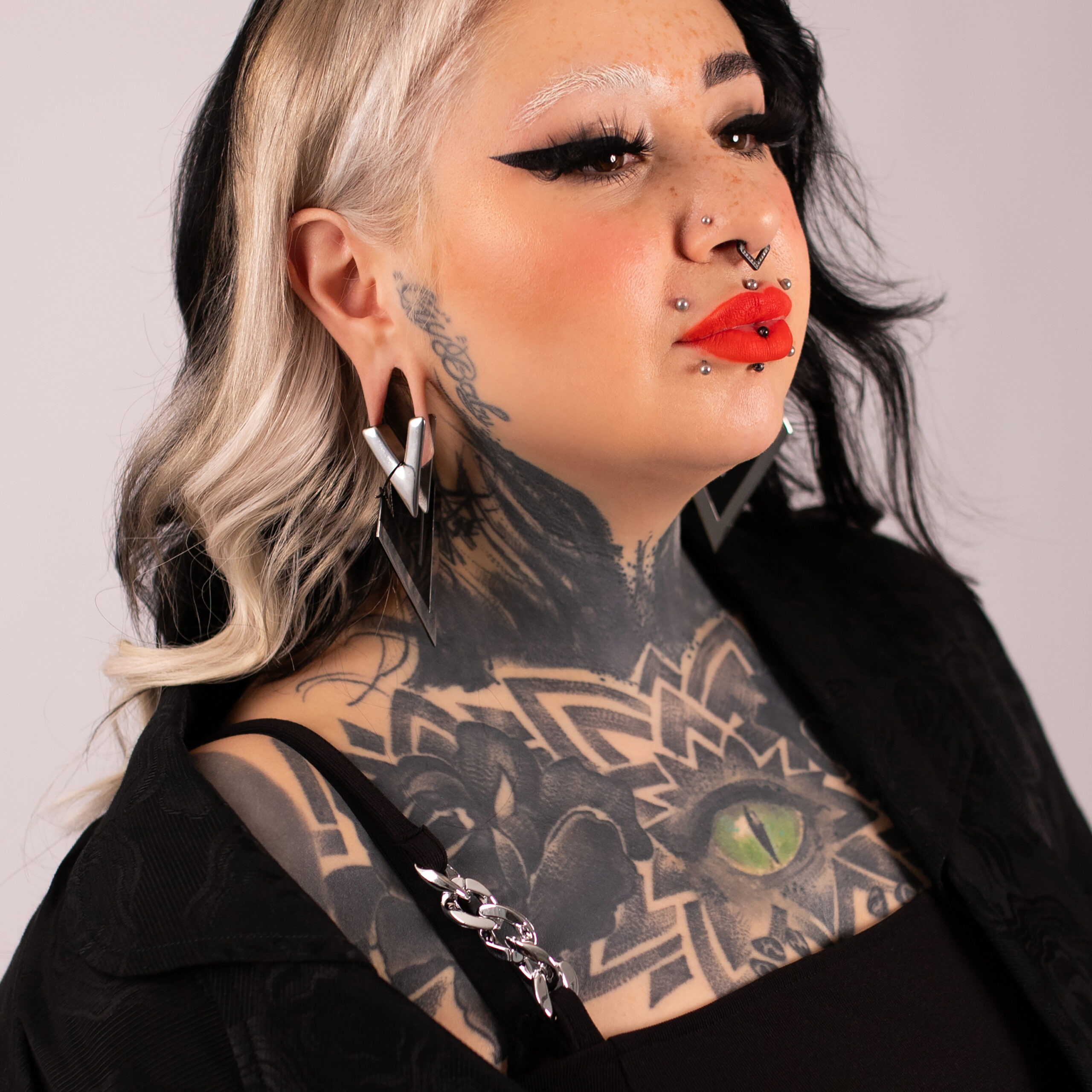 Verena Venus - Silber Schwarze V Hoops Frau mit Verena Venus Silber Schwarze V Hoops vor neutralem Hintergrund
