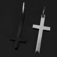 Verena Venus Kreuz-Ohrringe in Schwarz und Silber Zwei Kreuz-Ohrringe, einer in glänzendem Schwarz, der andere in Silber, auf schwarzem Hintergrund