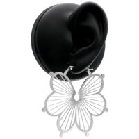 Silberne Flower Hoops Ohrringe an einem schwarzen Ohr-Modell