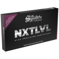 Schwarze Box mit silberner Schrift 'NXT LVL' auf weißem Hintergrund