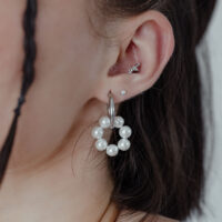 Elegante Little Pearl Circle Hoops Ohrringe Silberne Ohrringe mit Perlen in Kreisform, getragen an einem Ohr