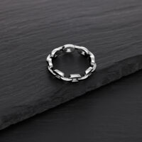 Silberner Link Chain Ring aus Chirurgenstahl auf schwarzem Hintergrund