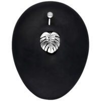 Monstera Leaf Bananabell Piercing in Silber Silbernes Bananabell Piercing mit Monstera Blatt Design auf schwarzem Hintergrund