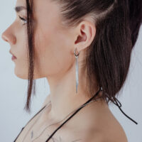 Stilvolle Snakechain Hoops in Silber Frau mit silbernen Snakechain Ohrringen, seitliche Ansicht