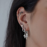 Little Dangling Cross Hoops in Silber Silberne Creolen mit hängenden Kreuzanhängern an einem Ohr