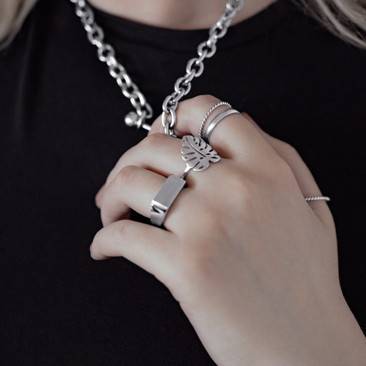 Monstera Blatt Ring aus Chirurgenstahl Silberner Monstera Blatt Ring an Hand, getragen mit anderen Ringen