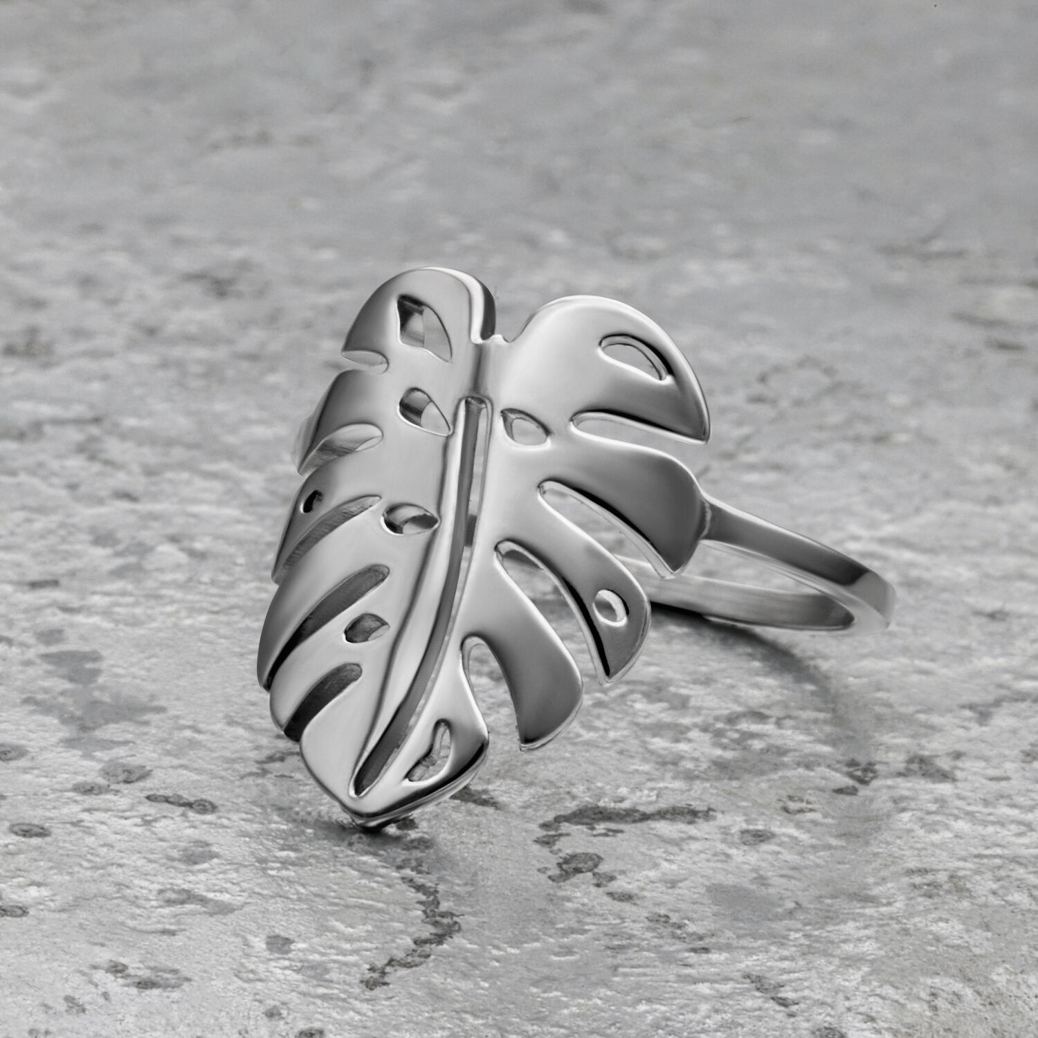 Monstera Blatt Ring in Silber aus Chirurgenstahl Silberner Monstera Blatt Ring aus Chirurgenstahl auf grauem Hintergrund