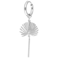 Silberne Ohrschmuck Hoops mit Anhänger Silberner Ohrring mit rundem Reifen und floralem Anhänger auf weißem Hintergrund
