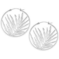 Silberne Noble Leaf Hoops Ohrringe Paar silberne Creolen mit filigranem Blattdesign auf weißem Hintergrund