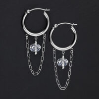 Edgy weiße Stone Hoops mit Ketten Silberne Creolen mit Ketten und Steinen auf schwarzem Hintergrund