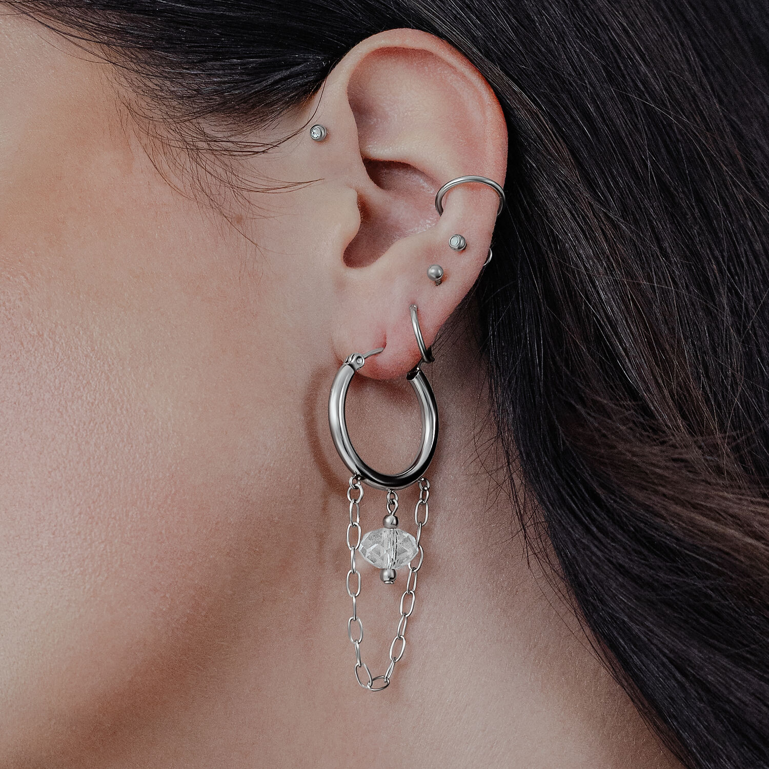 Edgy weiße Stone Hoops mit Kette Ohr mit weißem Stone Hoop und Kette aus Edelstahl in Silberoptik