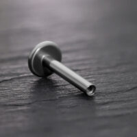 Titan Labret Stab mit Innengewinde, Schwarz Schwarzer Titan Labret Stab mit Innengewinde auf schwarzem Hintergrund