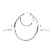 Basic Creolen 45 MM aus Edelstahl Silberne Creolen mit Klappverschluss auf weißem Hintergrund