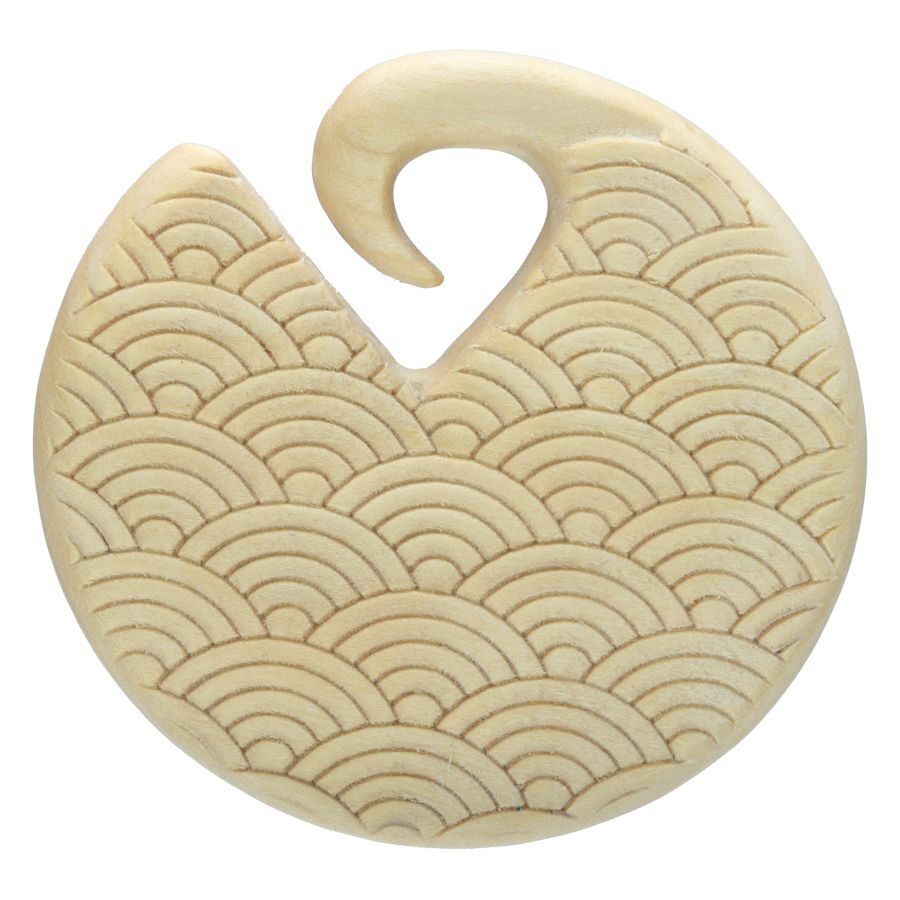 Waves Ohrgewichte aus Holz 8,5 mm Rundes Ohrgewicht aus hellem Holz mit Wellenmuster auf weißem Hintergrund