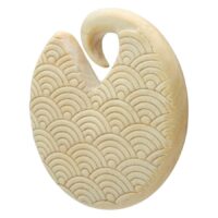 Waves Ohrgewicht aus hellem Holz, 8,5 mm Helles Holz-Ohrgewicht mit Wellenmuster auf weißem Hintergrund