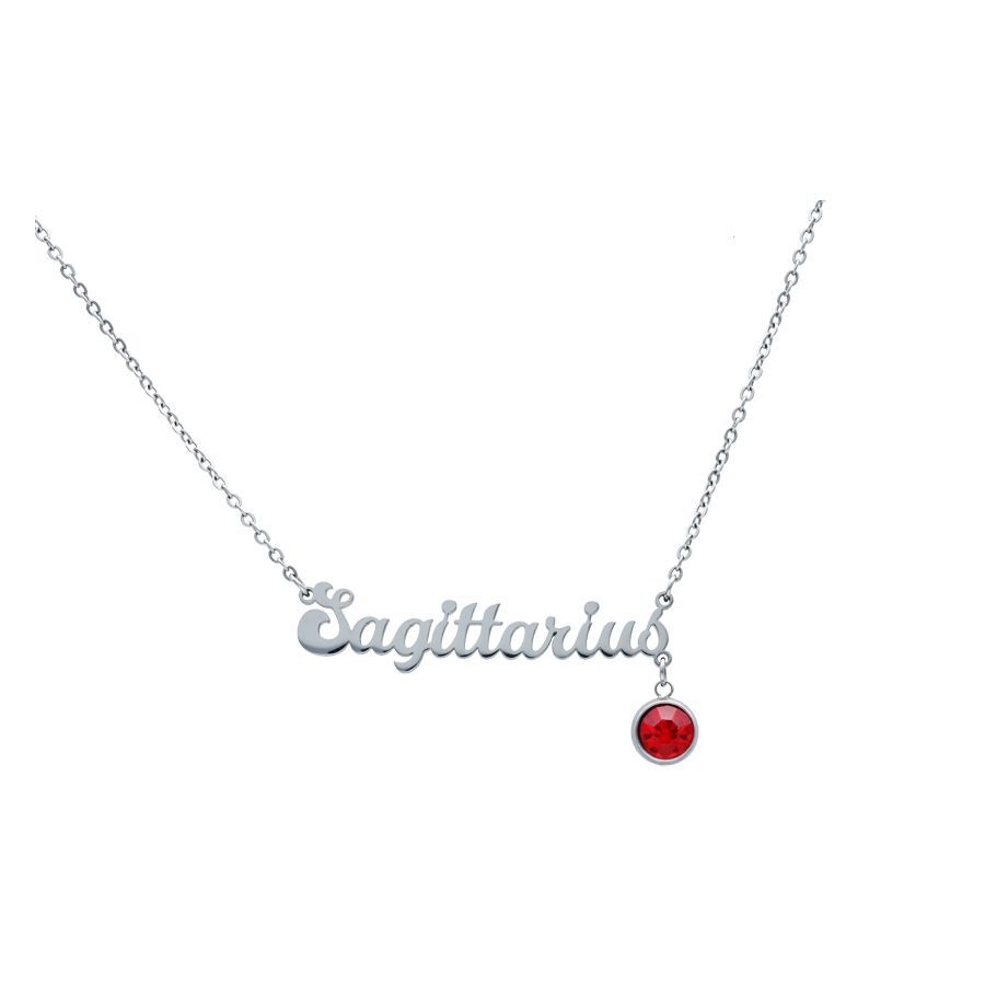 Sagittarius Kette aus Silber mit rotem Kristall Silberne Sagittarius Kette mit rotem Kristallanhänger auf weißem Hintergrund
