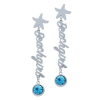 Silberne Beachgirl Ohrstecker mit Aquamarin Silberne Ohrstecker mit Beachgirl-Schriftzug und aquamarinfarbenem Kristall auf weißem Hintergrund