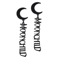 Schwarze Moonchild Ohrstecker aus Stahl Schwarze Ohrstecker aus Chirurgenstahl mit Mond- und Schriftzug-Design auf weißem Hintergrund