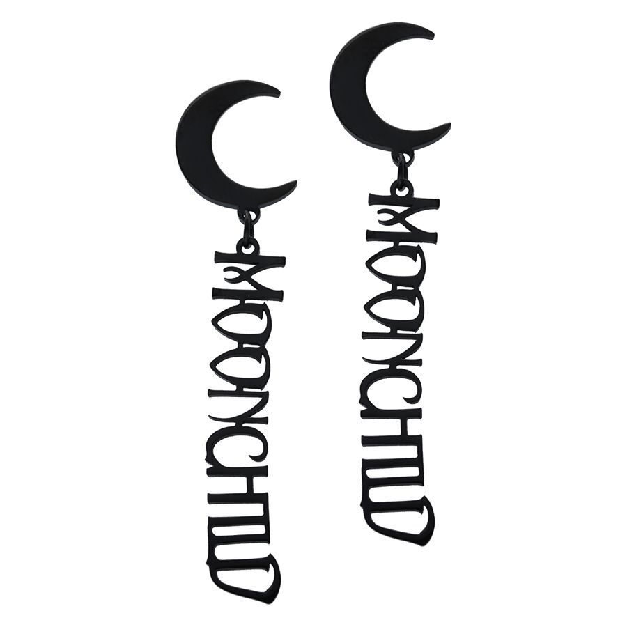 Schwarze Moonchild Ohrstecker aus Stahl Schwarze Ohrstecker aus Chirurgenstahl mit Mond- und Schriftzug-Design auf weißem Hintergrund