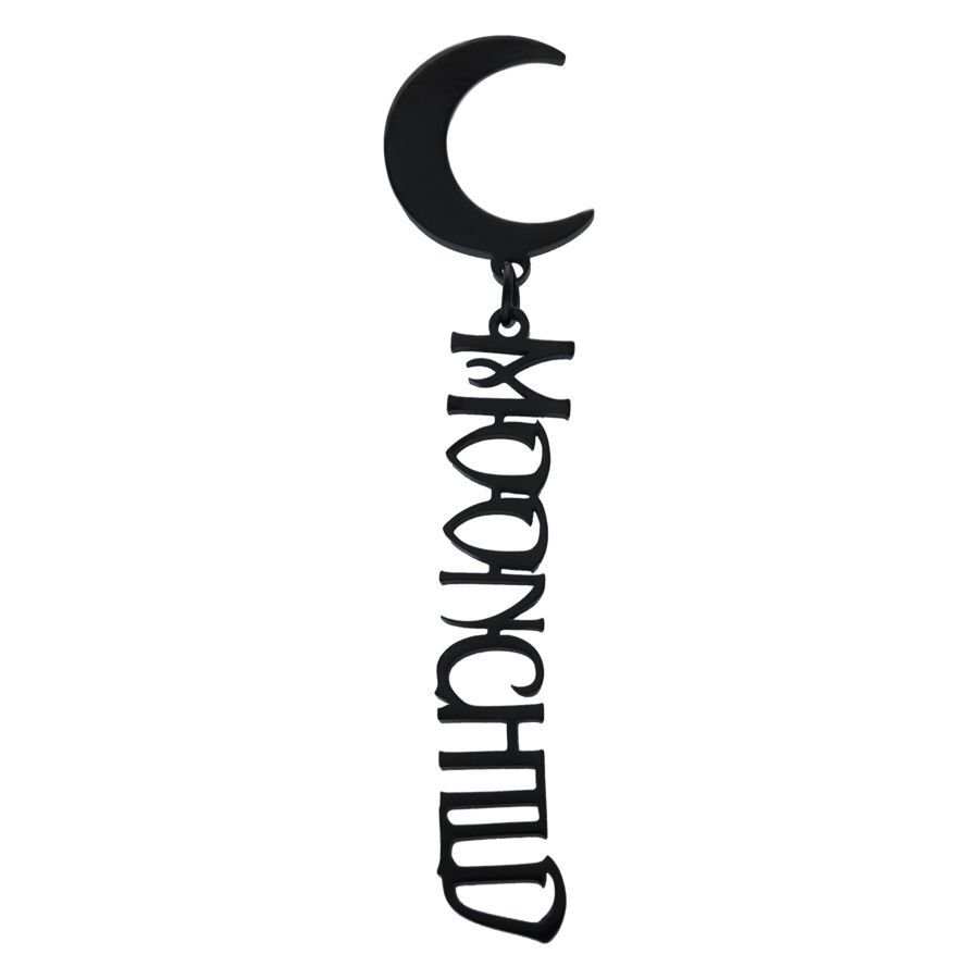 Schwarze Moonchild Ohrstecker aus Chirurgenstahl Schwarze Ohrstecker mit Mondmotiv und 'Moonchild' Schriftzug auf weißem Hintergrund