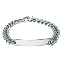 Silbernes gravierbares Armband aus Chirurgenstahl auf weißem Hintergrund